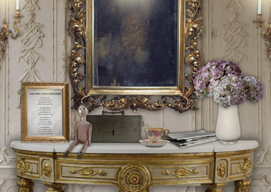 Un miroir ancien doré au-dessus d’une console ornée de fleurs et d’objets symboliques.
